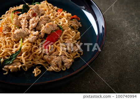 stir-fried instant noodles with basil and minced pork 100740994