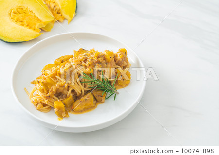 pumpkin spaghetti pasta alfredo sauce 100741098