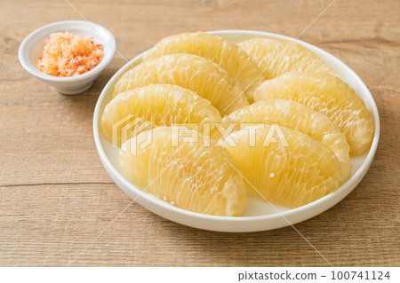 Fresh peeled pomelo, grapefruit or shaddock 100741124