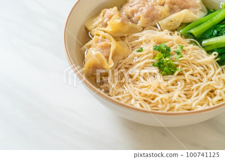 egg noodles with pork wonton soup or pork dumplings soup and vegetable 100741125