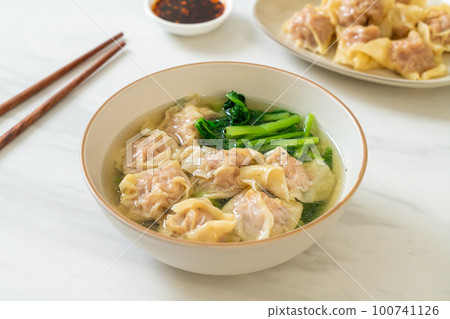 pork wonton soup or pork dumplings soup with vegetable 100741126