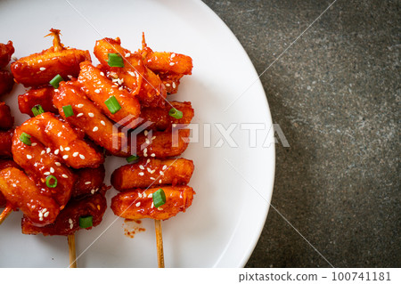deep fried Korean rice cake (Tteokbokki) skewered with spicy sauce 100741181