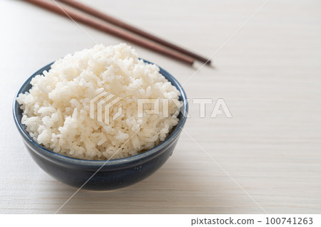 cooked white rice bowl 100741263