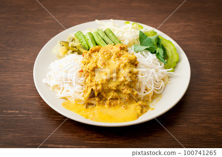 Thai Rice Noodles with Crab Curry and Variety Vegetables 100741265