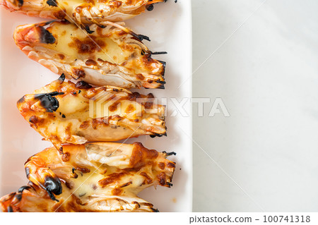 grilled river prawns or shrimps with cheese 100741318