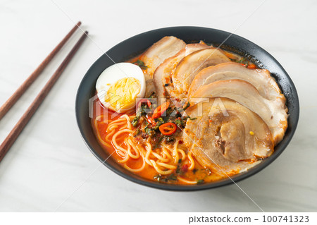 Ramen Noodles Spicy Tomyum Soup with Roast Pork 100741323