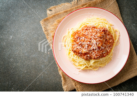 pork bolognese spaghetti with parmesan cheese 100741340