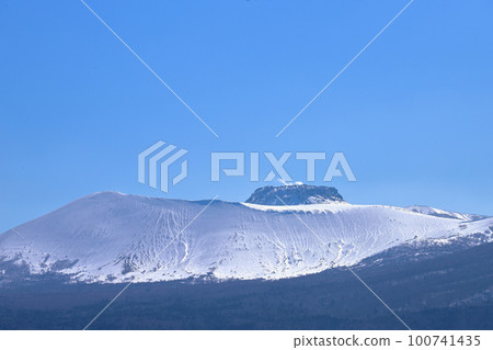 Mount Tarumae covered with snow 100741435