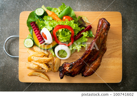 barbecue pork spare ribs with vegetables 100741602