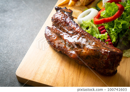 barbecue pork spare ribs with vegetables 100741603