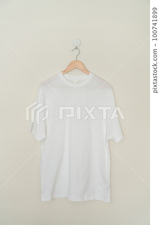 t-shirt hanging with wood hanger t-shirt hanging with wood hanger 100741899