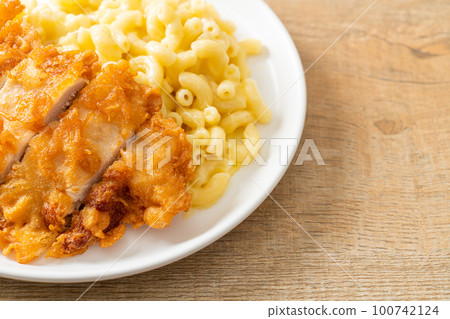 Mac and cheese with fried chicken Mac and cheese with fried chicken 100742124