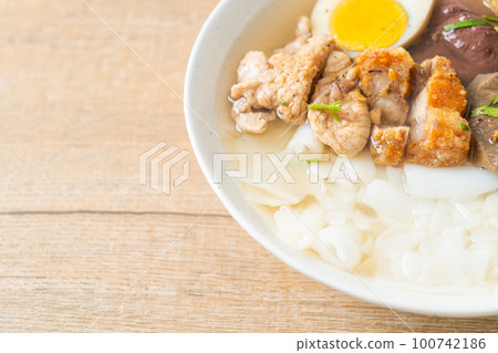 paste of rice flour or boiled Chinese pasta square in clear soup 100742186