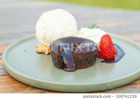 chocolate lava with vanilla ice-cream and whipping cream 100742230