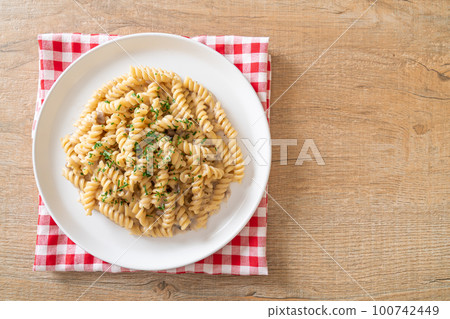 spiral pasta mushroom cream sauce spiral pasta mushroom cream sauce 100742449