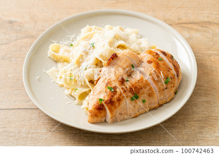fettucine pasta white creamy sauce with grilled chicken fettucine pasta white creamy sauce with grilled chicken 100742463