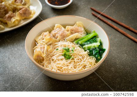 egg noodles with pork wonton soup or pork dumplings soup and vegetable 100742598