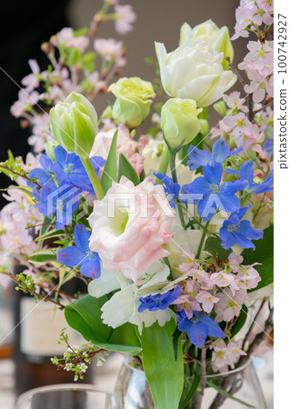 Spring wedding table decoration cherry blossoms 100742927