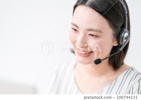 Operator headset business female Operator headset business female 100744131