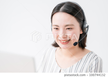 Operator headset business female Operator headset business female 100744132