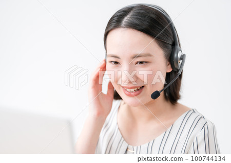 Operator headset business female Operator headset business female 100744134