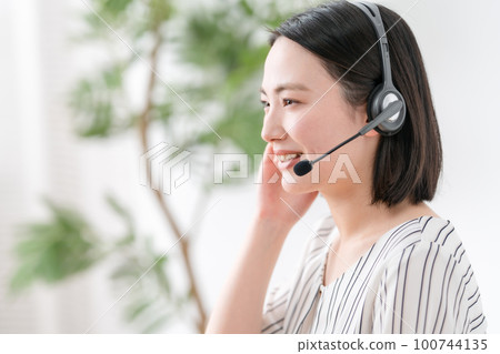 Operator headset business female Operator headset business female 100744135