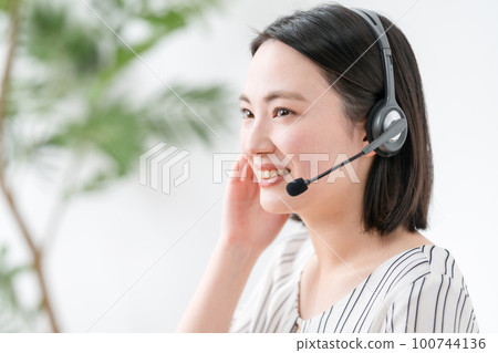 Operator headset business female Operator headset business female 100744136
