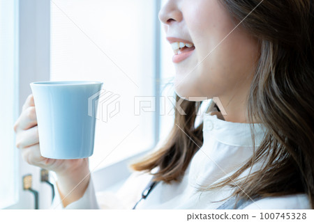 女人的手喝咖啡 [零件切割] 100745328