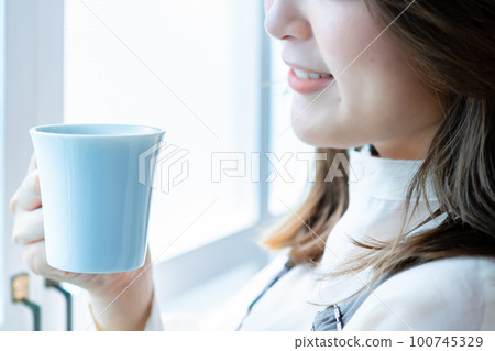 女人的手喝咖啡 [零件切割] 100745329