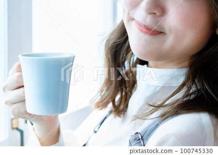 Woman's hand drinking coffee [parts cut] 100745330