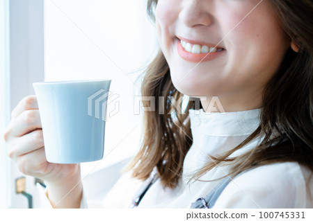 女人的手喝咖啡 [零件切割] 100745331