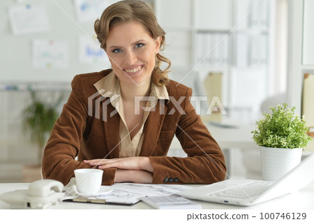 Portrait of young businesswoman Portrait of young businesswoman 100746129