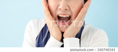 Surprised female senior 100746583