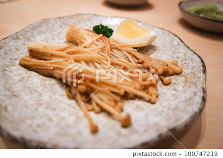 stir-fried golden needle mushroom or stir-fried mushroom 100747219