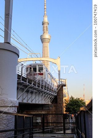 Tobu train and sky tree of iron bridge currency 100747419
