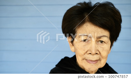 Portrait of an elderly woman without makeup. 100747857