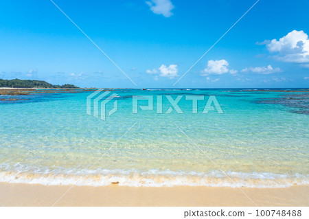 [Kagoshima Prefecture] Amami Oshima Blue sea and blue sky at Tomori Beach 100748488