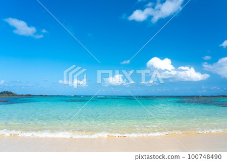 [Kagoshima Prefecture] Amami Oshima Blue sea and blue sky at Tomori Beach 100748490