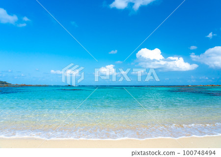 [Kagoshima Prefecture] Amami Oshima Blue sea and blue sky at Tomori Beach 100748494