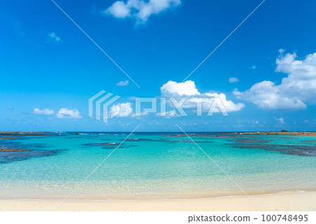 [Kagoshima Prefecture] Amami Oshima Blue sea and blue sky at Tomori Beach 100748495