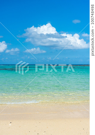 [Kagoshima Prefecture] Amami Oshima Blue sea and blue sky at Tomori Beach 100748498
