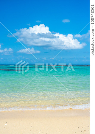 [Kagoshima Prefecture] Amami Oshima Blue sea and blue sky at Tomori Beach 100748501