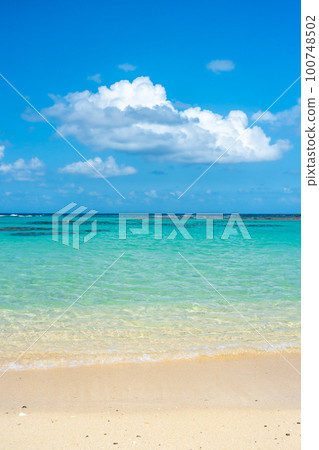 [Kagoshima Prefecture] Amami Oshima Blue sea and blue sky at Tomori Beach 100748502