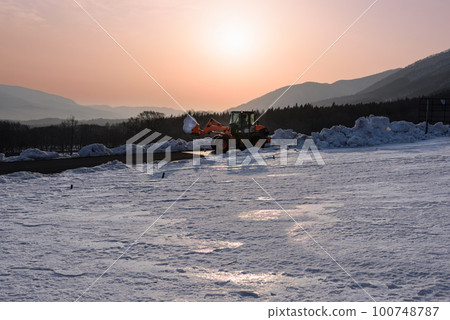 Snow removal work at the foot of Mt. Tadake at sunrise 100748787