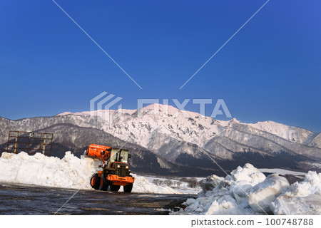 Snow removal work on public roads using a wheel loader with snow removal specifications at the foot of Mt. 100748788