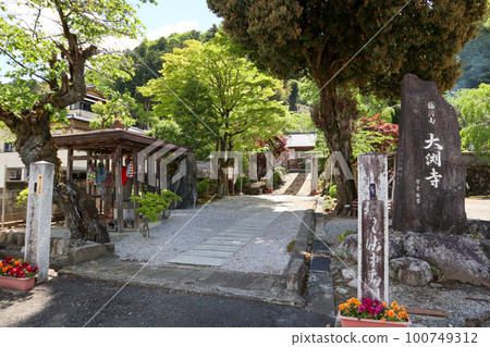 Entrance to Chichibu Fudasho No. 27 Obuchi-ji Temple Entrance to Chichibu Fudasho No. 27 Obuchi-ji Temple 100749312