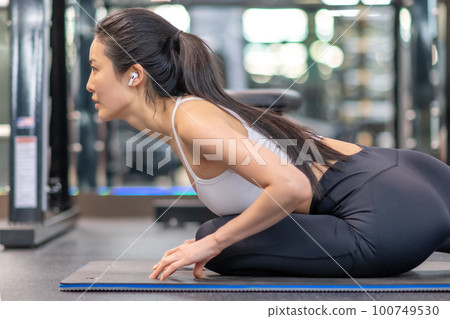 female physical doctor lifestyle 100749530