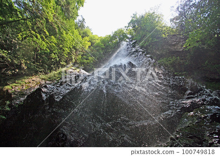 Spray of Mifune Falls (Yoshino District, Nara Prefecture) 100749818