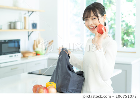 拿著我的包的年輕女人 100751072