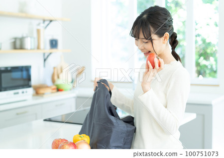 拿著我的包的年輕女人 100751073